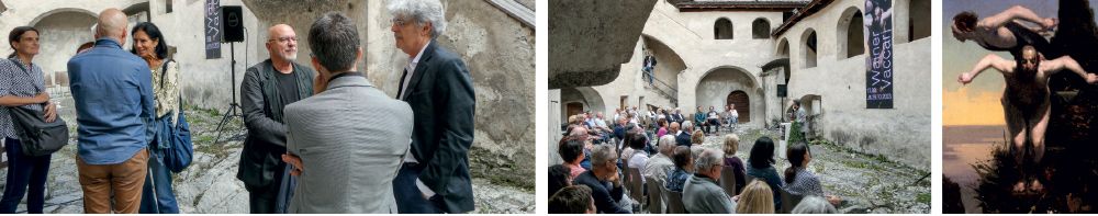  Vor der Eröffnung der Ausstellung auf Schloss  Kastelbell. Der Künstler Wainer Vaccari (3. von rechts) im Gespräch mit Italo Bressan (rechts), der 2018 zur Herbstausstellung eingeladen wurde. Kunsthistoriker und Kurator Gabriele Lorenzoni versucht das künstlerische Werk zu interpretieren.