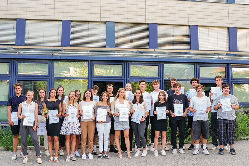 Vordere Reihe, v.l.: Greta Thoma (Prad), Claudia Pobitzer (Prad), Julia Lechthaler (Lichtenberg),  Sophy Masiero (Prad), Eva von Fellenberg (Santa Maria Val Müstair), Martina Dalpiaz (Schlanders), Sofia Pedross (Kortsch), Sara Platzgummer (Morter), Lukas Wallnöfer (Glurns), Paul Kuen (Laas),  Elias Kaufmann (Laas).  Hintere Reihe, v.l.: Lukas Stecher (Tarsch), Corina Rinner (Latsch), Hannah Rechenmacher (Kortsch), Madeline Ladurner (St. Martin im Kofel), Dennis Stecher (Mals), Raphael Prieth (Reschen), Katharina Gamper (Latsch), Mathias Alber (Laatsch), Paul Schwalt (Kortsch), Marcel Klotz (Schlanders), Michael Zagler (Burgeis), Jakob Pohl (Kastelbell); es fehlt: Tobias Stevanin (Latsch)