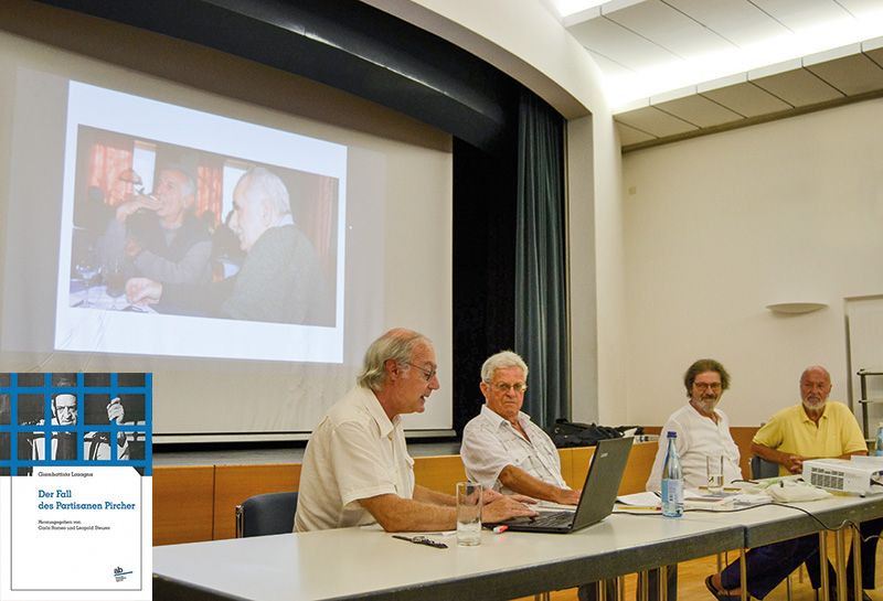 v.l. Carlo Romeo und Leopold Steurer, die Herausgeber des Buches. Dominikus Andergassen, Verlagsmitarbeiter und Übersetzer. Mitorganisator Peter Tappeiner.  Im Hintergrund: Ein Foto von Pircher (links) und Lazagna, aufgenommen in Vetzan 1992.