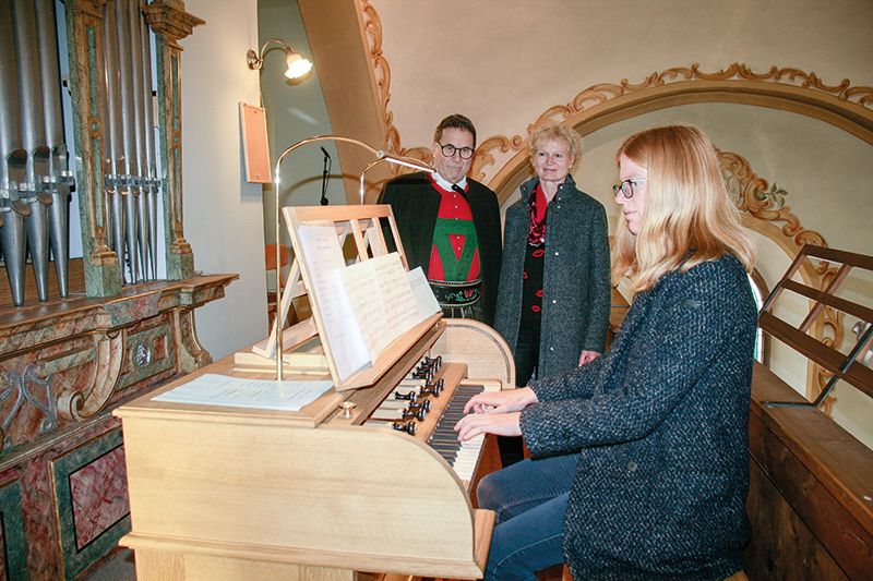 v. r. Stefanie Dietl an der Orgel, Chorleiterin Heidi Warger und Autor der Broschüre zu Orgel und Chorgeschichte Reinhard Zangerle