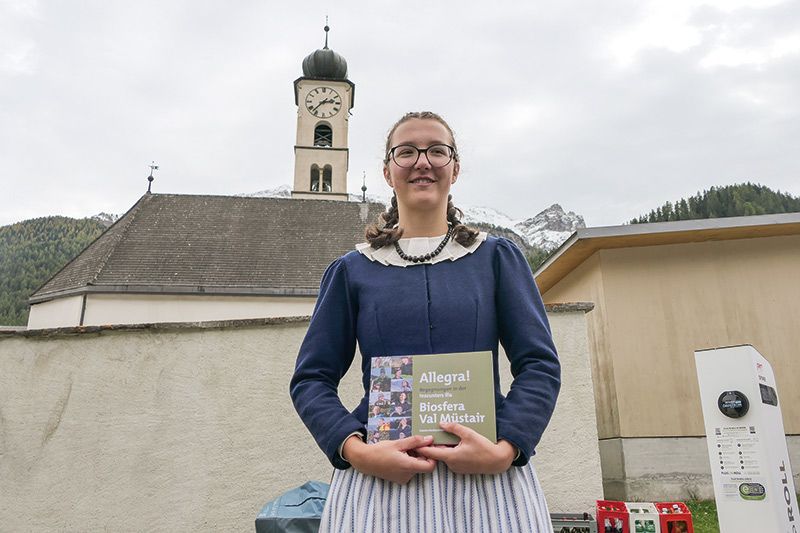 Anna Rodigari, die Gymnasiastin aus Müstair, die zusammen mit der Autorin Susann Bosshard-Kälin 30 Personen interviewt und die Porträts verfasst hat. Entstanden ist ein schönes Buch mit 30 Lebensgeschichten.