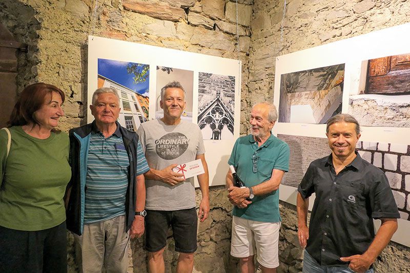 Jury und Preisträger: V.l.: Elfi Sommavilla, Erich Daniel, Michi Kobald, Gianni Bodini und Oliver Wieser. (es fehlt: Josef Tinkhauser) Bis 9. August können die Bilder des Fotowettbewerbs „Marmor“ in der Bibliothek Schlandersburg besichtigt werden.