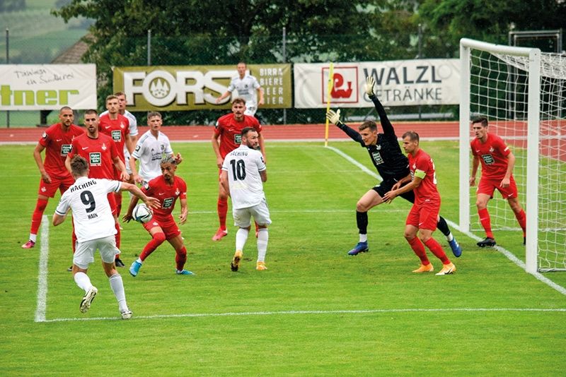 Spielszene SpVgg Unterhaching gegen den 1. FC Kaiserslautern