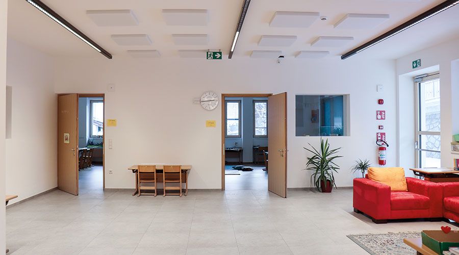 Die Klassenräume tragen Holzboden. Eingang, Flur und Sanitärräume hingegen Feinsteinzeugfliesen. Eine angenehme Lernatmosphäre ist entstanden. Im heurigen Schuljahr besuchen 39 Grundschulkinder die GS Martell.