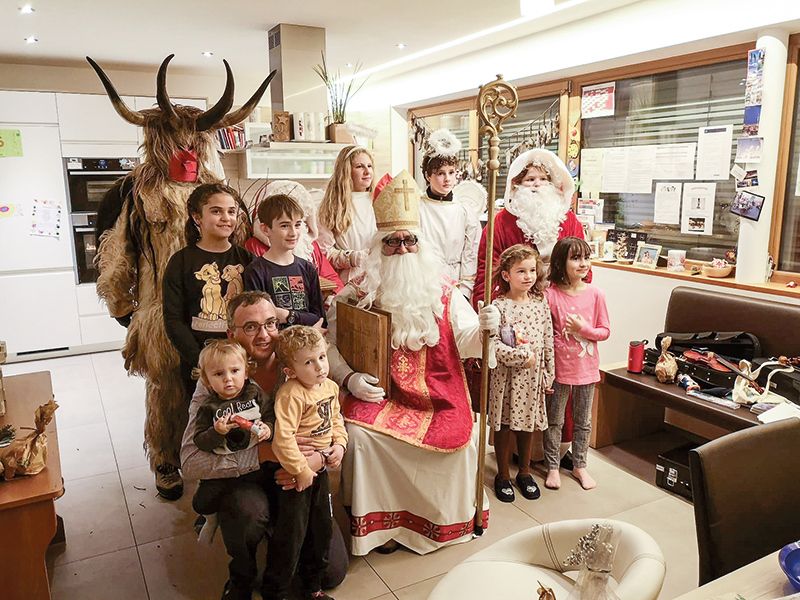 Der Nikolaus und sein Gefolge wurden beim Hausbesuch in der Glurnserstraße mit  Geigen- und Trompetenspiel überrascht