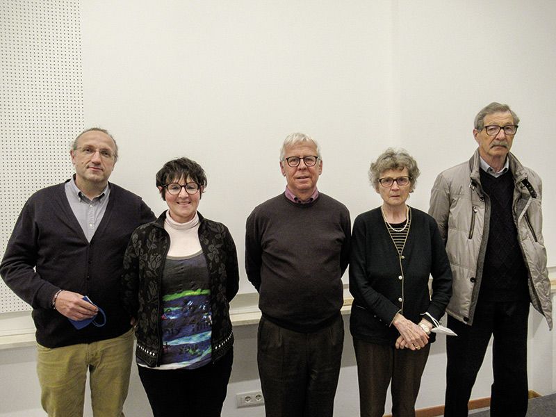 Umgang mit Suizid, ein Abend zum Hinhören und Mitdenken. V. l. Anton Huber, Monika Gasser, Koordinatorin des Vereins Lichtung, Moderator Hans Schwingshackl, Christine und Walter Schullian. Homepage Verein Lichtung: https://www.lichtung-girasole.com/