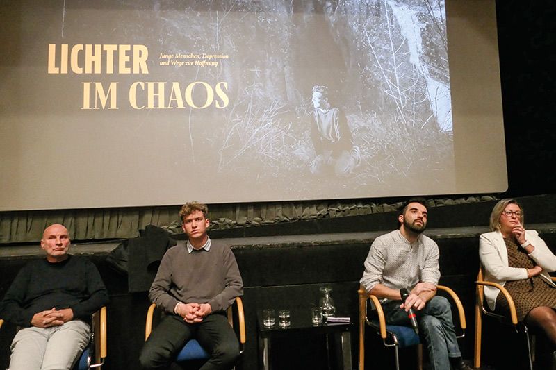 Am 13. November wurde in Schlanders der Film „Lichter im Chaos - Junge Menschen, Depression und Wege zur Hoffnung” von Fabian Zöggeler gezeigt. Im Kinosaal konnte die Bezirkspräsidentin Roselinde Gunsch Koch viele Betroffene, Angehörige, Interessierte und Experten begrüßen. Nach dem Film gab es eine Diskussion mit: v. l.: Andreas Conca, Emi Massmer, Alex Giovanelli und Tanja Mitterhofer