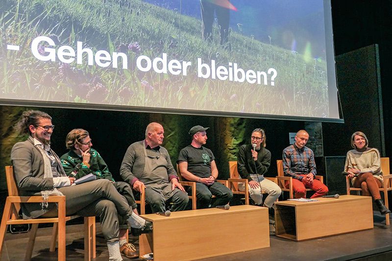 Premiere des Dokumentarfilms: „Vinschgau: Gehen oder bleiben?“. Buch und Regie: Sarah Trevisiol, Kamera und Beleuchtung: Marco Telfser, Ton: Simon Mariacher. Am Podium v. l.: Simon Mariacher, Daniel Costa, Karl Perfler, Hannes Götsch, Daria Habicher, Albin Kapeller und Sarah Trevisiol
