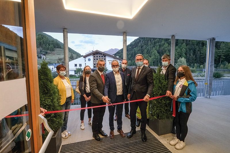 v. l.: Andrea Frank, VizeBM Hannah Waldner, BM Franz Prieth, Heinrich Noggler, Gerhard Stecher, LH Arno Kompatscher, Ulrich Blaas, Albrecht Plangger und Judith