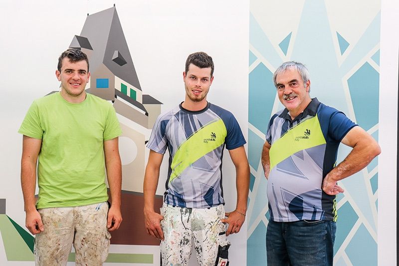 v. l. Manuel Kofler, Teilnehmer der Worldskills 2022, Dominik  Miribung, Teilnehmer der Euroskills 2021, Betreuer Bruno Giongo  in der Landesberufsschule Schlanders bei den Vorbereitungen