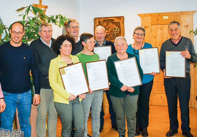 v. l. Lukas Punter, BM Erich Wallnöfer, Ulrike Riedl, Pfarrer Werner Mair, Gerda Thanei, Hans Gebhart, Ruth Sagmeister, Waltraud Reisinger und Martin Baldauf.