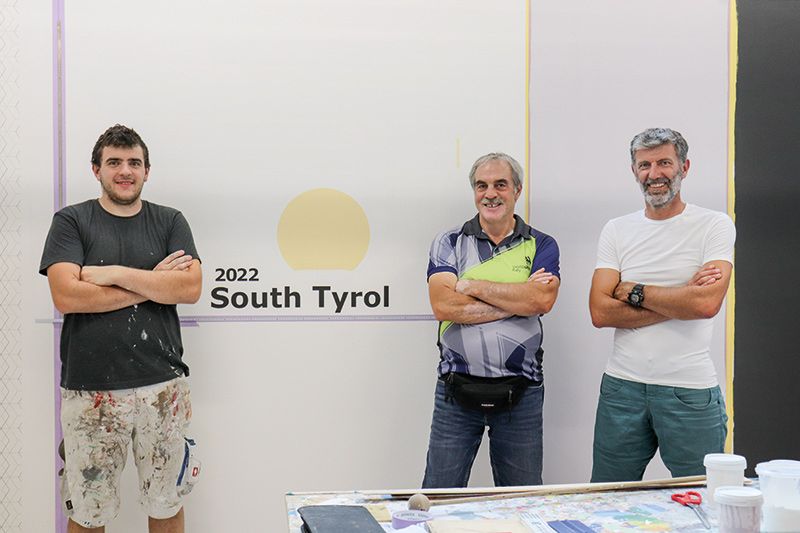 v. l. WorldSkills Teilnehmer Manuel Kofler, Experte Bruno Giongo und Mentaltrainer Valentin Pfiffrader