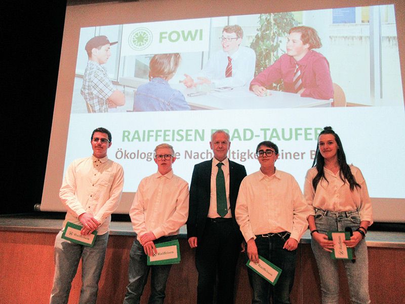 Werner Oberthaler, der Direktor vom OSZ Mals dankte dem Koordinator Mirko Stocker, den Projektpartnern, den Eltern und vor allem den Schülern der drei Klassen. Gekonnt moderiert wurde die Veranstaltung von den Schüler:innen: Mathias De Stefani, Anna Sofie De March und Lena Wiesler.  Eine Projektgruppe mit dem Projektpartner: v. l.: Damian Pircher, Benedikt Tappeiner, Raika Direktor Werner Platzer, Lukas Pichler und Lea Ziernheld