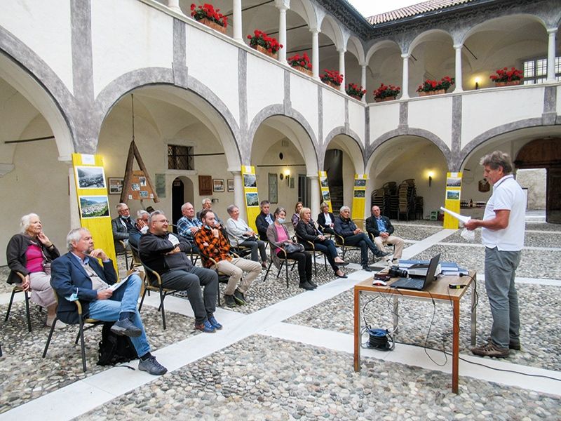 Bei der Eröffnung der Wanderausstellung in Schlanders erläuterte Raimund Rechenmacher das Anliegen der Chronisten. BM Dieter Pinggera betonte die Wichtigkeit der Raumordnung und die Abgrenzung des Siedlungsgebietes. 