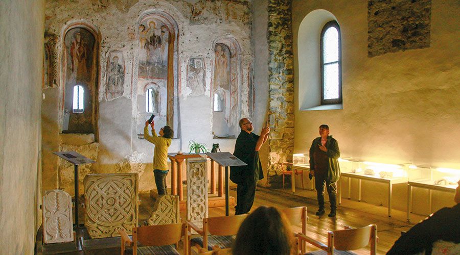 Besucher in der St. Benediktskirche in Mals