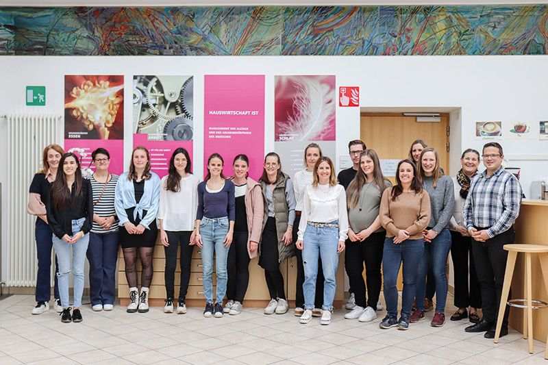 Die Absolventinnen und Absolventen des Grundlehrgangs „Urlaub auf dem Bauernhof“ bei der  Diplomübergabe an der Fachschule für Hauswirtschaft und Ernährung in Kortsch