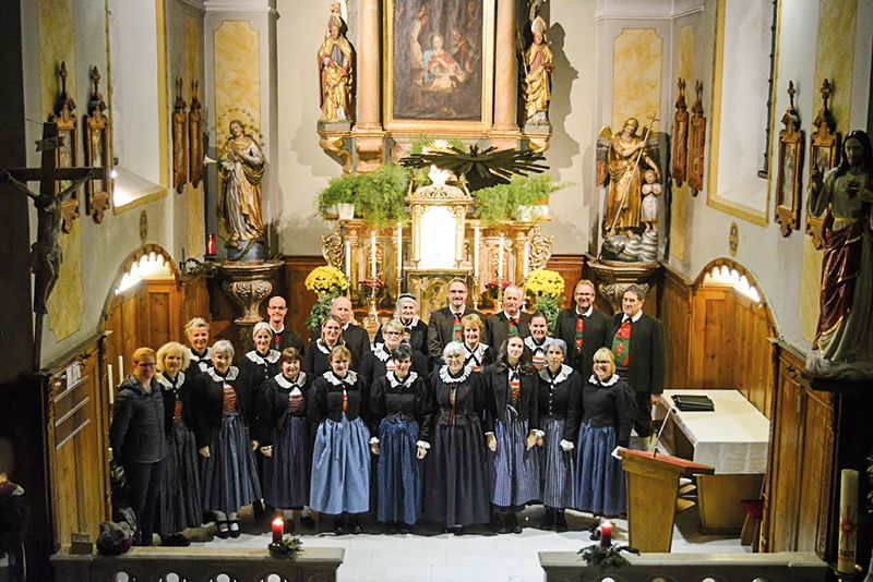 Der Kirchenchor Eyrs unter der Leitung von Heidi Warger in der Pfarrkirche zum Heiligen Remigidius. Die Sängerinnen und  Sänger stimmen in die Adventszeit ein