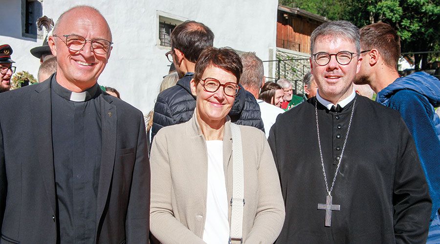 Generalvikar Eugen Runggaldier, Ulrike Köllemann und Abt Philipp