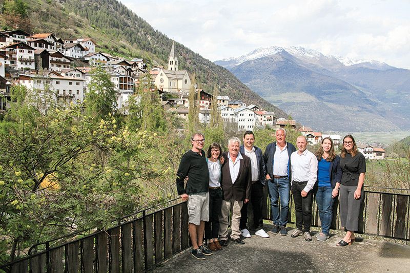 Die PNRR-Projektgruppe  v. l.: Roland Angerer, Verena Wopfner, BM Franz Heinisch, Samuel Marseiler, VizeBM Armin Angerer, Volker Klotz,  Eva Ratschiller und Daria Habicher