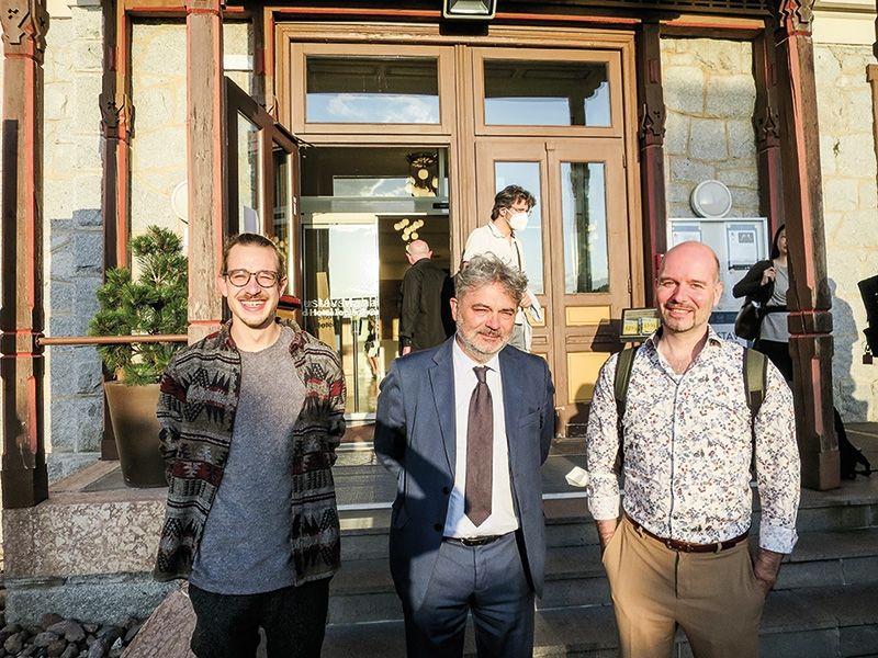 Bei den Gustav Mahler Musikwochen in Toblach gab es am 19. Juli zwei Aufführungen junger Südtiroler Komponisten, davon eine Uraufführung von Simon Öggl aus Schlanders. V. l.: Simon Öggl, Peter Paul Kainrath, seit Jänner 2020 Intendant vom Klangforum Wien, Hannes Kerschbaumer