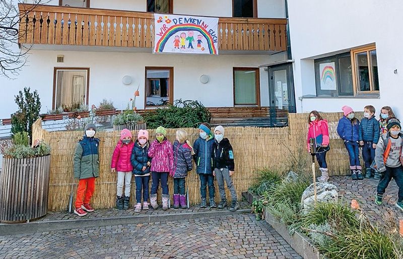 Die Grundschulkinder  vor dem Schludernser Altenheim