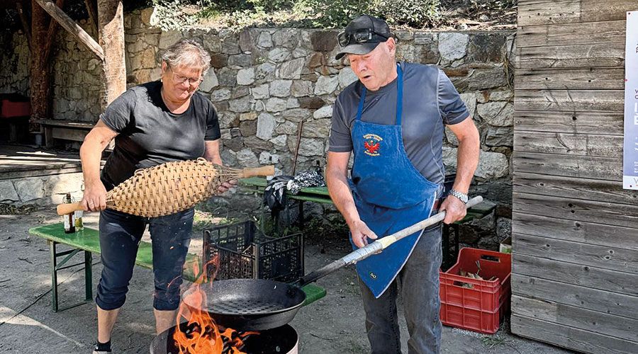 Richard Telser sorgen für perfekt gebratene „Köschtn“