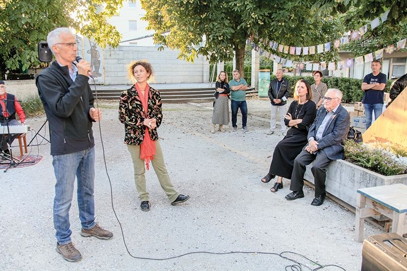 Peter Erlacher und die Desings-Studentin Caterina Laruccia, rechts Astrid Pichler und Alt-BM Walter Weiss; im Hintergrund Gabi Hofer, Florian Verdorfer und Werner Höllrigl  vom BA Naturns