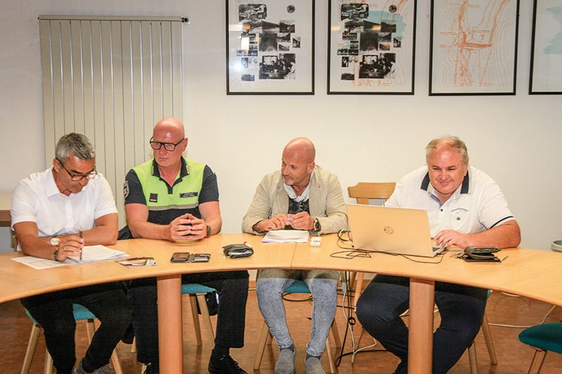 v. l.: der Grauner BM Franz Prieth, Ortspolizist Klaus Obwegeser, Kommandant Christian Carli und Gemeindesekretär Georg Sagmeister: „Wenn alles scheps geht, sind wir gerüstet.“ 