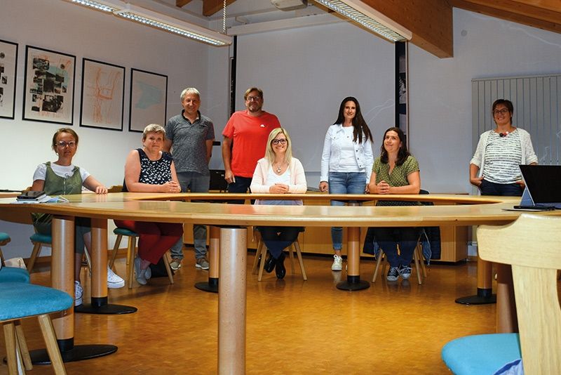 Das neue Team vom Bildungsausschuss Graun mit Corona Abstand v.l.: Melanie Perkmann und Ruth Ladstätter, (St. Valentin a.d.H.) Wolfgang Thöni, (Vorsitzender) Ludwig Fabi, (Bezirksservice), Jessica Ieronimo und Andrea Maas, (Reschen) Mirjam Koch (Langtaufers) und Andrea Frank, (Kulturreferentin) es fehlt Monika Pesl-Stecher (Graun)