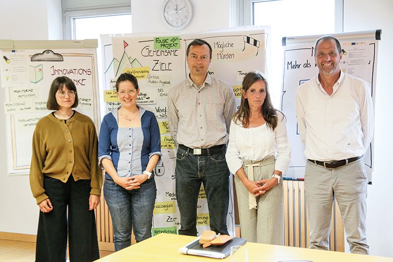 v. l.: Johanna Mitterhofer (EURAC), Projektleiterin Barbara Wopfner, Leonhard Voltmer (Caritas), die Direktorin der Sozialdienste in der Bezirksgemeinschaft Vinschgau Karin Tschurtschenthaler und  Josef Günther Mair (GRW Sarntal)