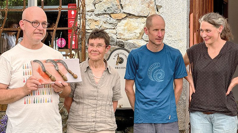 Hofübergabe v. l.: Martin und Gisela Aurich überreichen am Unterortlhof drei „Reber“ an Raphael und Christine Burki
