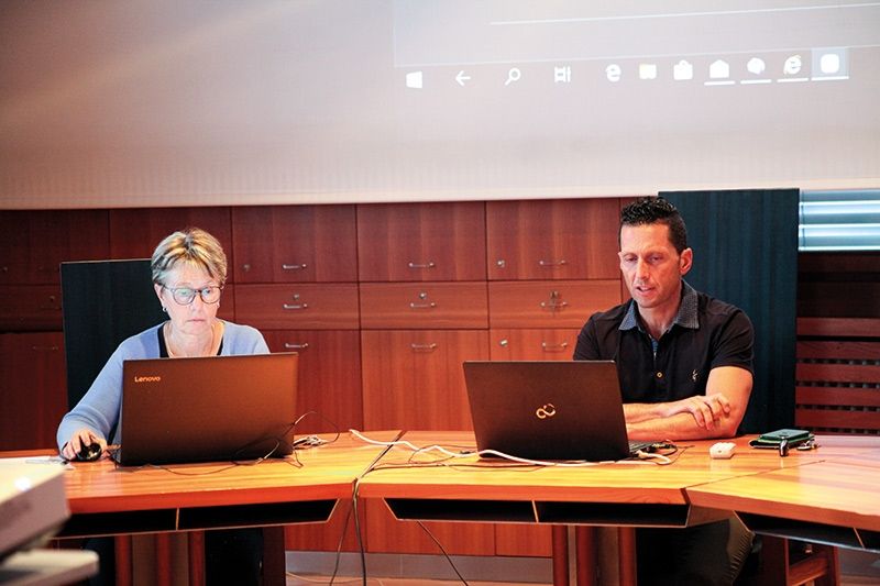 Die Malser Gemeindesekretärin Monika Platzgummer Spiess und BM Ulrich Veith:  „Es hat nie eine Gegenüberstellung der beiden Modelle gegeben.“