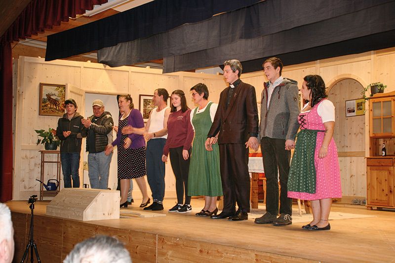 Sie genießen den Applaus  des Publikums nach gelungener Premiere: v. l. Simon Thanei, Gotthard Theiner (Regisseur), Iris Habicher, Hubert Salutt, Patrizia Salutt, Petra Gunsch,  Jonathan Stecher, Florin Gunsch und Tabea Heinisch
