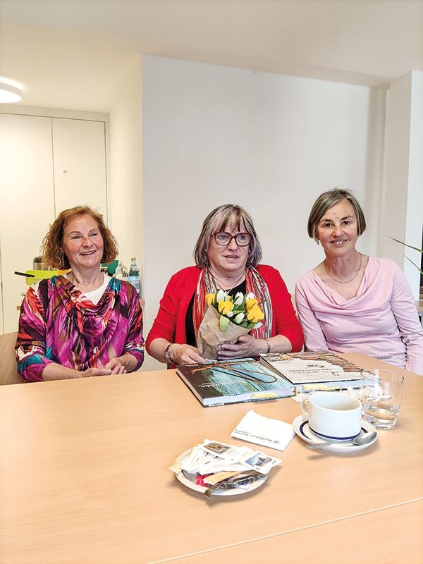v. l. Charlotte Holzer (KVW), Magdalena Dietl Sapelza (Autorin Menschenbilder), Walburg Tschenett (Öffentliche Bibliothek Stilfs)