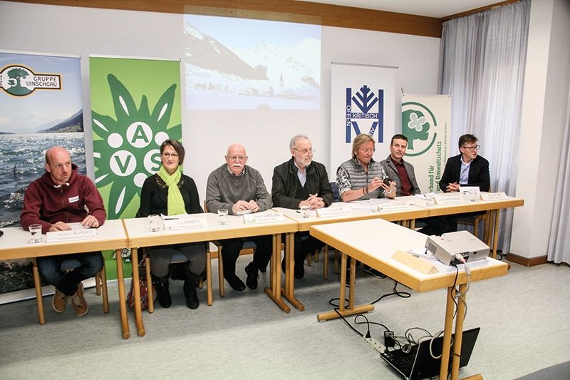 Schulterschluss der Umweltverbände mit dem Geschäftsführer der Ferienregion Reschenpass v.l.: Gerald Burger, Evi Prantl, Georg Simeoni, Franz Fliri, Klauspeter Dissinger,  Siegfried Patscheider und Richard Fliri
