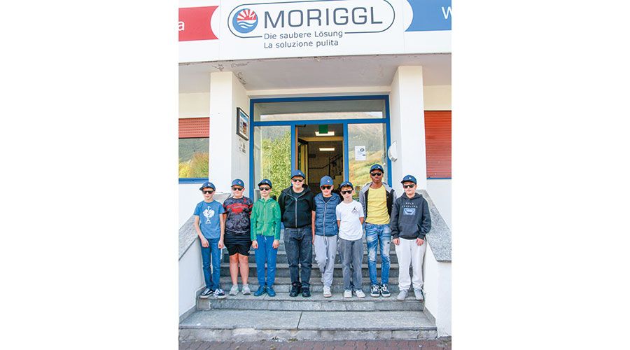 mit Hut, Brille und anderen coolen Geschenken der Firma Moriggl verließen die Schüler den Firmensitz in Glurns
