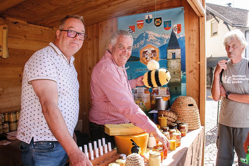 v. l.: Othmar Patscheider (Obmann des Imkerbezirkes Obervinschgau) und Reinhard Patscheider (Obmann in Schluderns) informieren beim Rosenkranzmarkt in Schluderns über die Imkerei