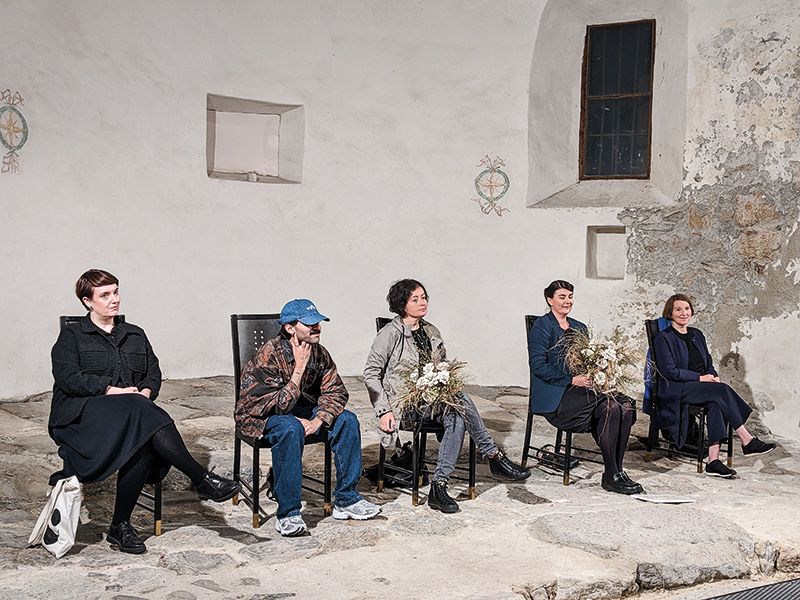 Cornelia Hülmbauer, Arad Dabiri, Publikumspreisträgerin Irina Kilimnik,  Preisträgerin Tine Melzer und Magdalena Saiger waren die Protagonist-innen  der 9. Ausgabe. Von den Kaufleuten gab es Papierblumensträuße
