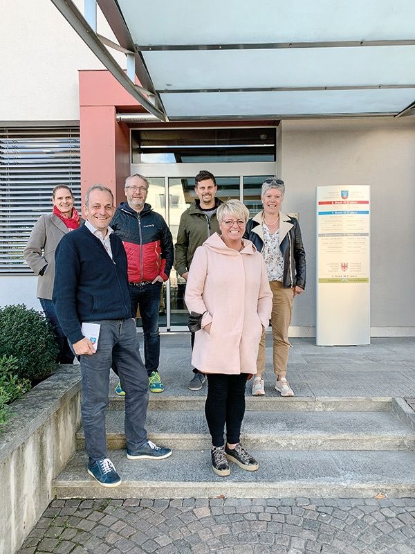 Vorne v. l. hds-Bezirkspräsident Dietmar Spechtenhauser, Ortsausschussmitglied  Lise-Lotte Nielsen, hinten v. l. hds-Bezirksleiterin Karin Meister, hds-Ortsobmann  Thomas Rungg, Bürgermeister Rafael Alber und Ortsausschussmitglied Renate Gander.