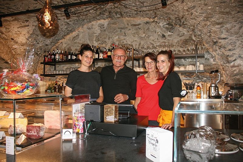 v. l.: Selina, Lucian, Wally und Ladina Ruinatscha begrüßten im  „LA CUORT  caffe‘ - bar - cun specialitats“ zahlreiche Gäste und überreichten ihnen ein Fläschchen Likör als Gastgeschenk 