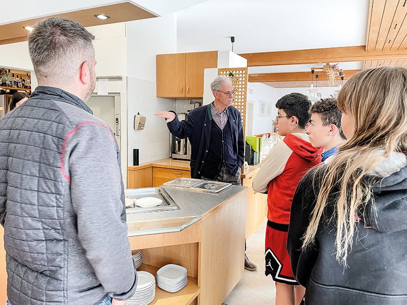 Die Schülerinnen und Schüler bei der Betriebsbesichtigung im Parkhotel zur Linde.