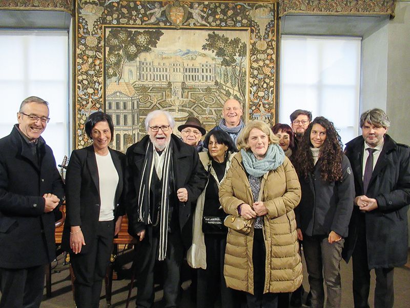 Bis April 2024 gibt es in der Hofburg in Brixen eine Ausstellung der Werke von Luis Stefan Stecher. V. l.: Michael Mitterhofer, Bettina Kerer, Luis Stefan Stecher, Schwiegersohn Gerhard Ruiss, seine Frau Ulrike, Sohn Thomas, Tochter Ulrike, Schwiegertochter Elfi Sommavilla, Sohn Heiner, Kathrin Zitturi, Peter Schwienbacher