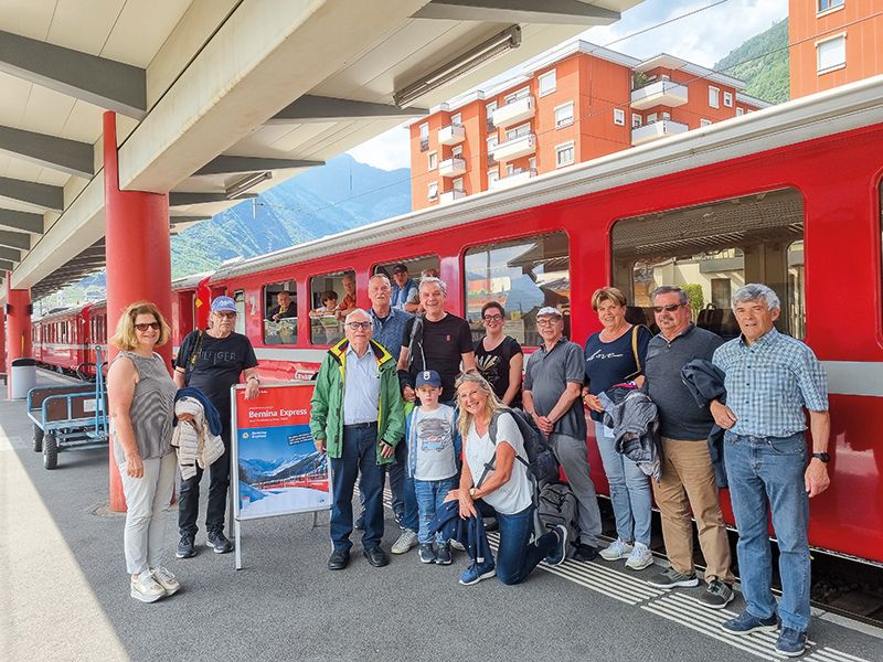 Vor dem Zug in Tirano mit dem Präsidenten  Walter Weiss (3 v.l.).