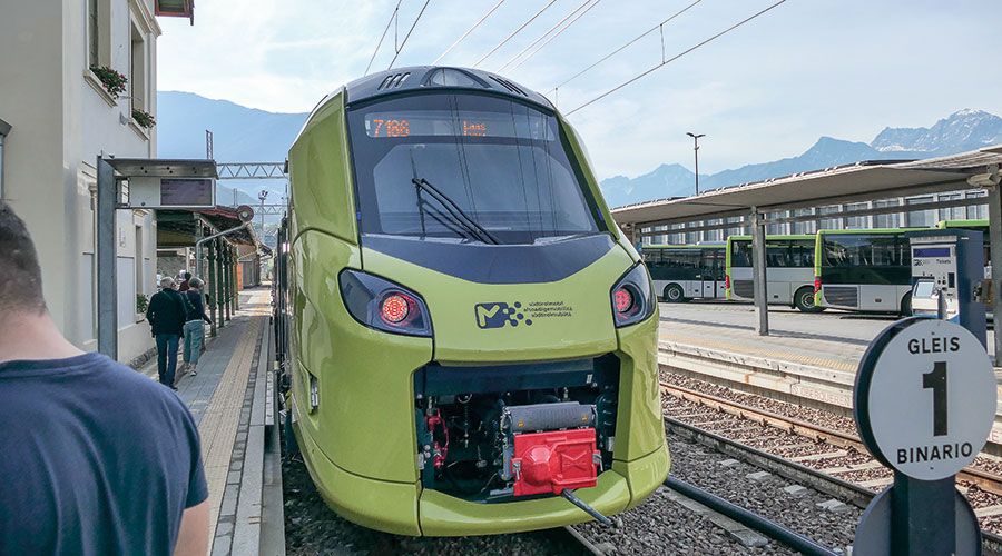 Zu Sommerbeginn am 21. Juni 2026 fuhren erstmals die neuen Elektrozüge im Fahrgastbetrieb  zwischen Mals und Laas. Viele Vinschger probierten die neuen Züge bereits aus.