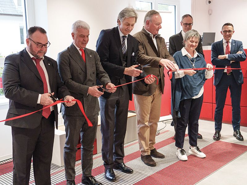 Im Bild die offizielle Banddurchschneidung: (v.l.n.r.) Filialleiter Andreas Zischg, Generaldirektor der Sparkasse Nicola Calabrò, Präsident der Sparkasse Gerhard Brandstätter, HGV-Präsident Manfred Pinzger und Gemeindereferentin Monika Wielander.