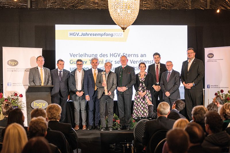 v. l.: Landesrat Massimo Bessone, Gottfried Schgaguler, Klaus Berger, Landesrat Arnold Schuler, Skilegende Gustav Thöni, HGV-Präsident Manfred Pinzger, HGV-Vizepräsidentin Judith Rainer, Landtagsabgeordneter Helmut Tauber, Regierungskommissär Präfekt Vito Cusumano, HGV-Bezirksobmann Hansi Pichler. 