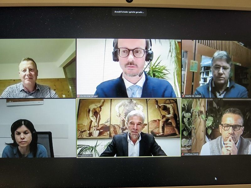 Im Mittelpunkt der vier Webinare standen die Fragen der BürgerInnen. Beim Themenschwerpunkt Berglandwirtschaft und Tierhaltung diskutierten mit den zugeschalteten TeilnehmerInnen: obere Reihe von links: Daniel Gasser, Guido Steinegger, Martin Lintner. Untere Reihe von links: Gerlinde Wiedenhofer, LR Arnold Schuler und Matthias Gauly.   