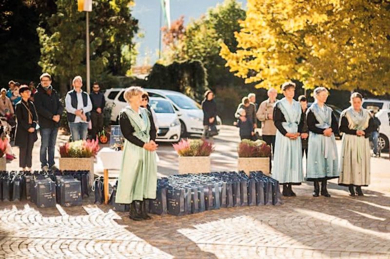 Zur Ernte gibt es ein Kompliment – 30 Jahre Bildungsausschuss Naturns: Die Aktion auf dem  Kirchplatz