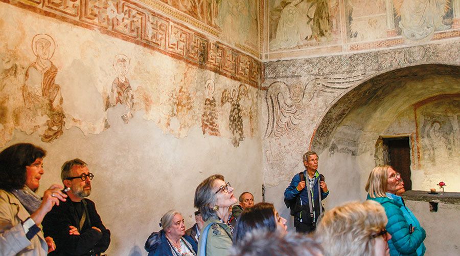 Sigrid Rosa (links) weist die vielen Besucher auf die Geheimnisse der St. Prokuluskirche in Naturns hin