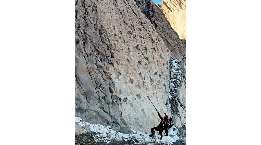 Die am besten erhaltenen Fußabdrücke zeigen deutlich lange Fersen, Zehen und Krallenabdrücke, obwohl sie Jahrtausende lang Schnee und Eis ausgesetzt waren, sogar während der letzten Eiszeiten. Foto von Elio Della Ferrera, Arch. PaleoStelvio (PNS, MSNM, SABAP CO-LC).